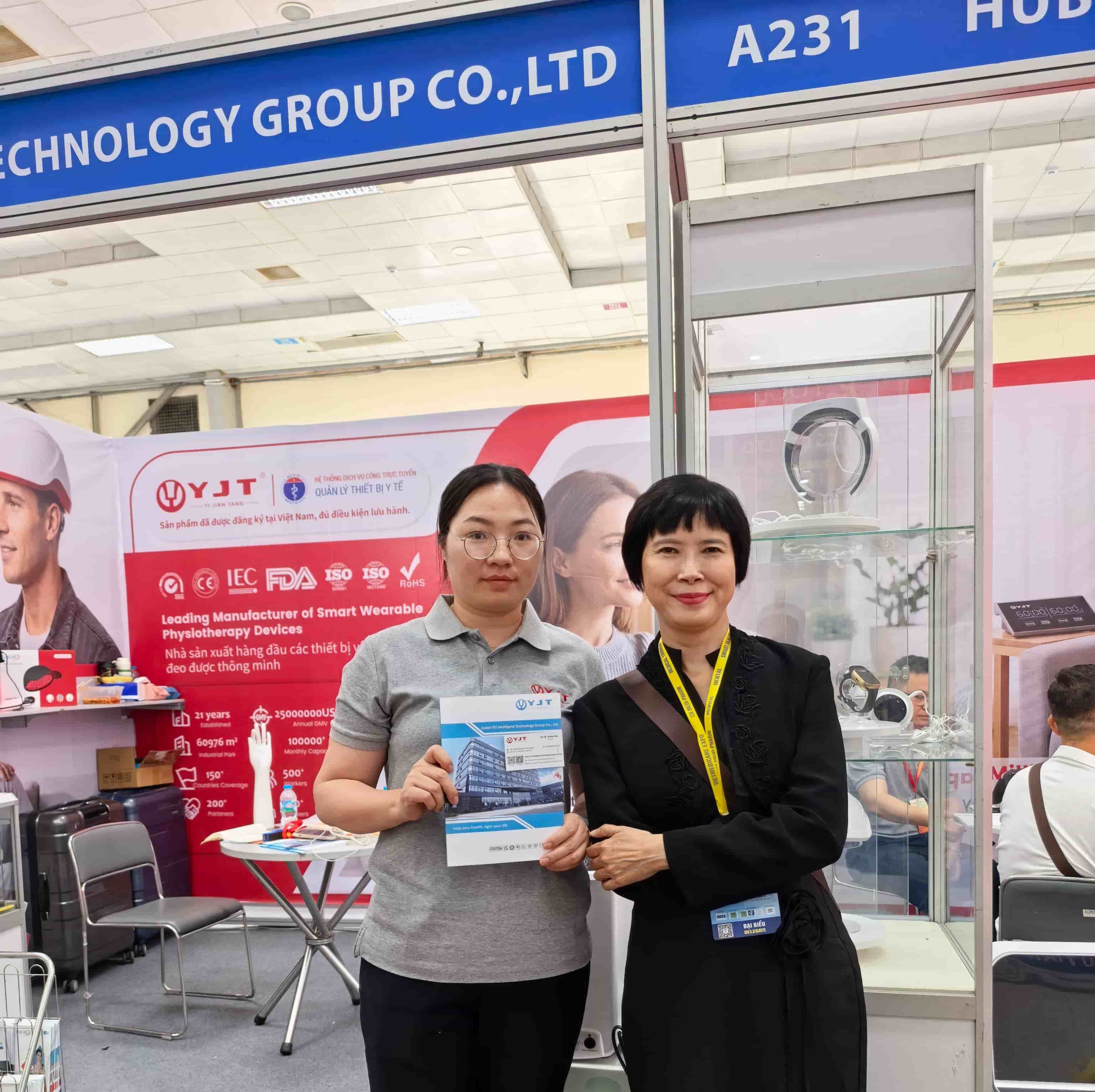Customer discussing device details with YJT Medical team