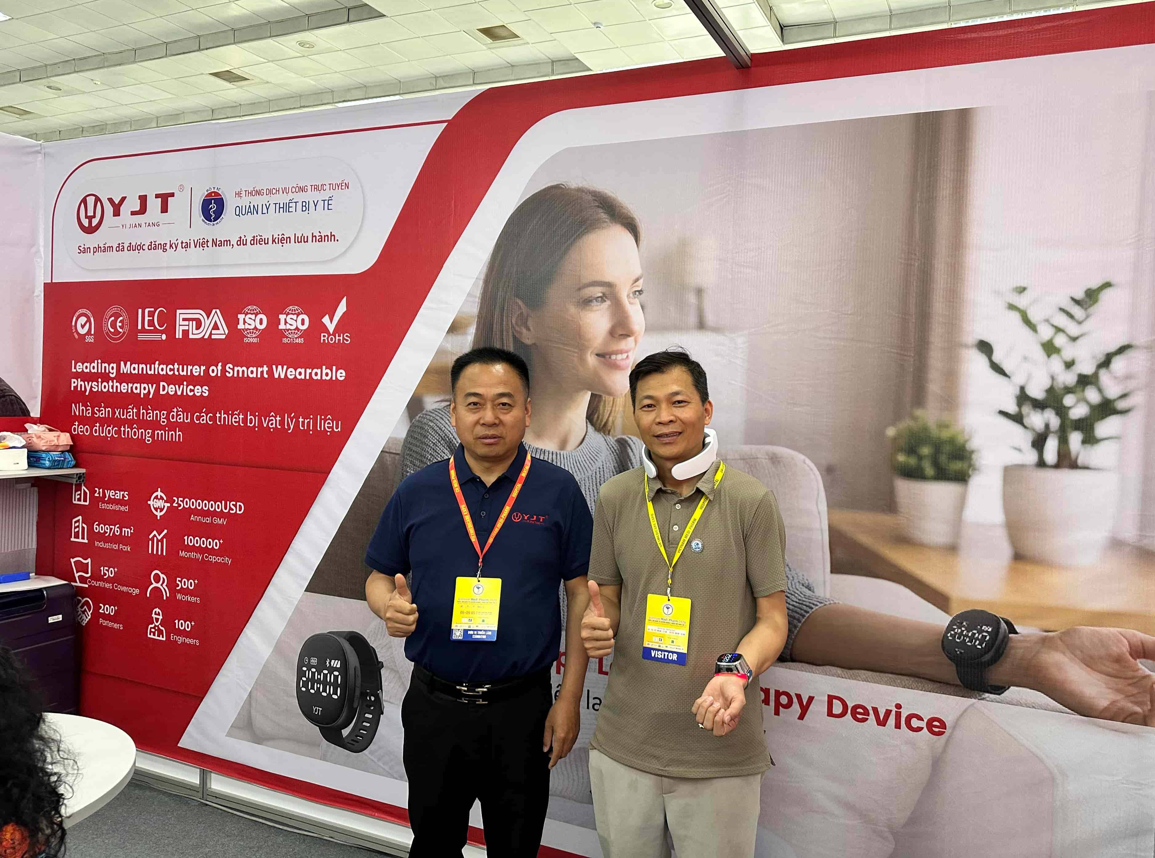 Chairman Feng Yonghua explaining laser technology at the booth