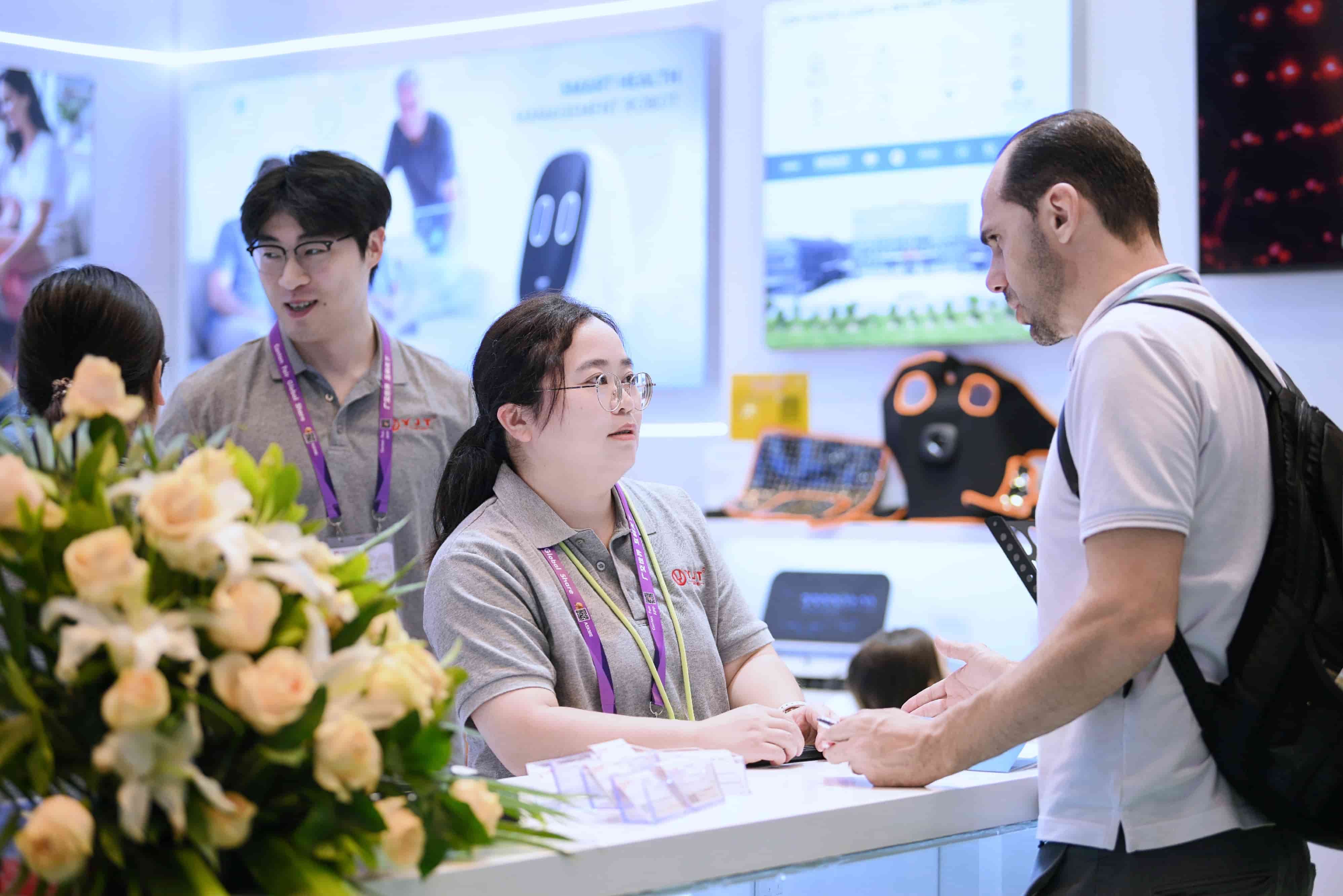 Global buyers communicating with YJT Medical team